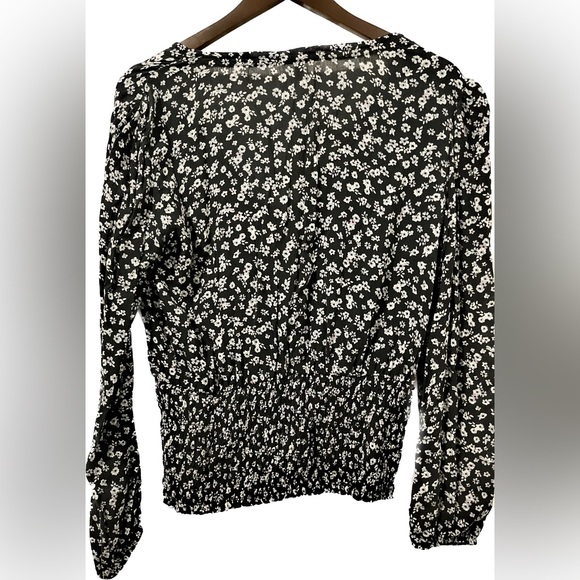 Maurice’s Navy Blue floral blouse. NWT. Size medium - Picture 3 of 4